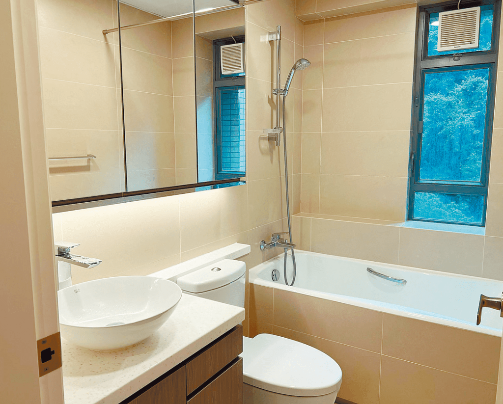 浴室設有鏡櫃及洗手盆櫃，方便把物品分門別類。