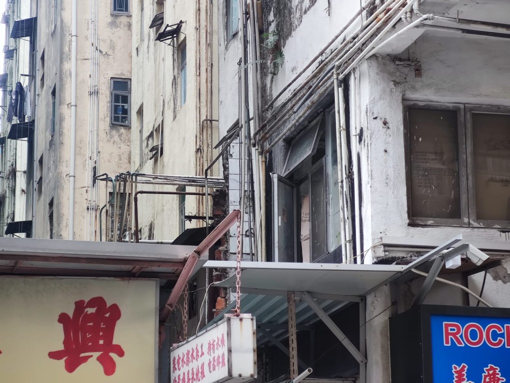 賊人懷疑從後巷,用木梯爬氣窗,潛入店內。梁國峰攝