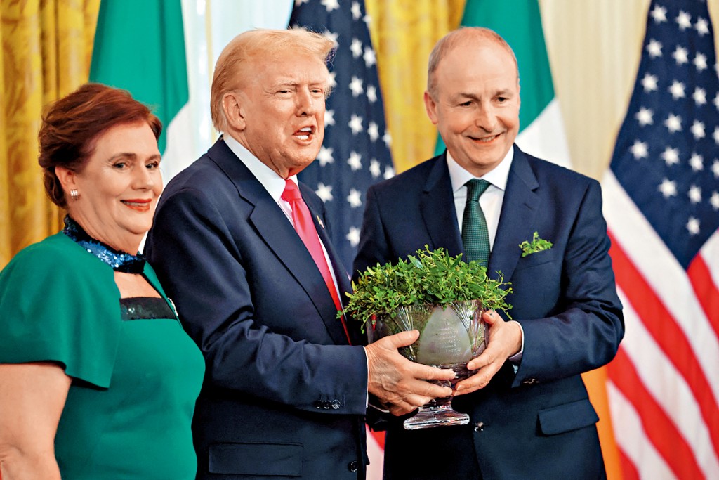 特朗普周三在白宮會見愛爾蘭總理馬丁時，稱愛爾蘭「佔美國便宜」，抨擊愛爾蘭通過稅收等優惠政策搶走美國「製藥等公司」。