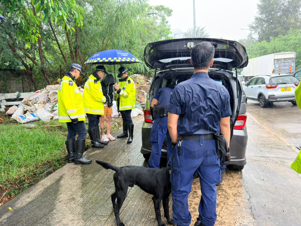警方出動緝毒犬搜車。梁國峰攝 警方出動緝毒犬搜車。梁國峰攝
