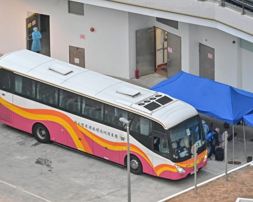 機上5名船上港人乘專車入住駿洋邨檢疫14天。
