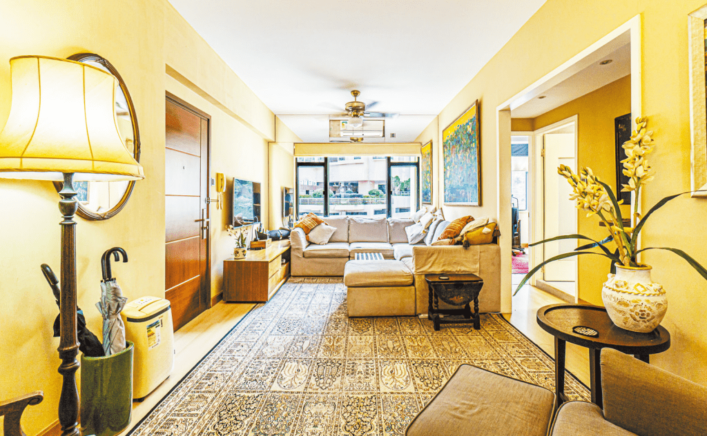 全廳採用柔和淺黃色調，打造出典雅溫馨的家居。