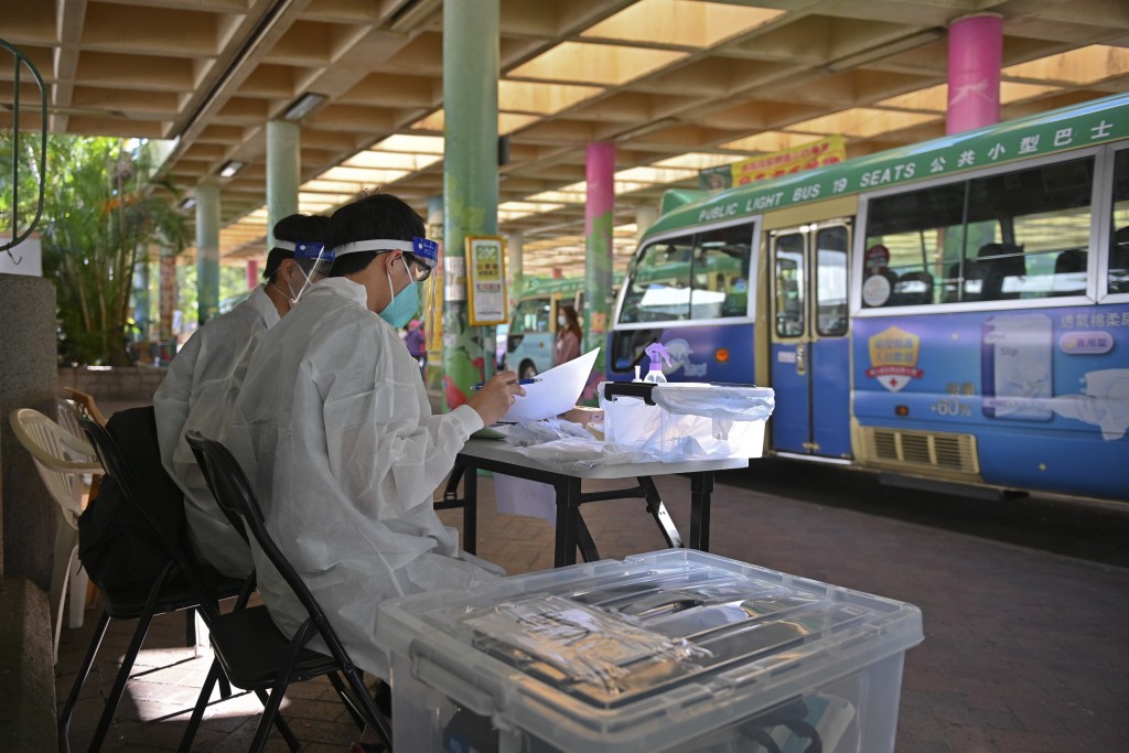 运输署于大埔墟设检测套装派发及收集中心向的士司机提供免费新冠病毒检测。 