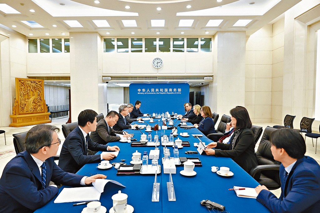 美國商會會長克拉克昨天在京會見商務部國際貿易談判代表兼副部長王受文。