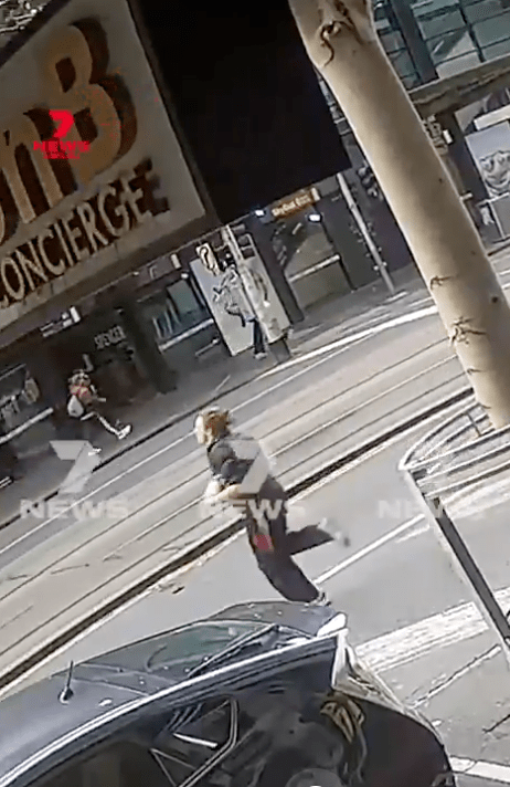 附近閉路電視錄到女疑兇手身影。X@news_napoleon 附近閉路電視錄到女疑兇手身影。X@news_napoleon