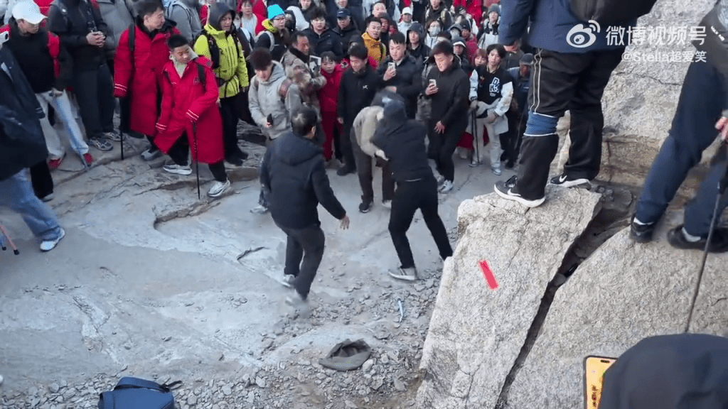泰山游客为“争位”睇日出大打出手，场面失控。