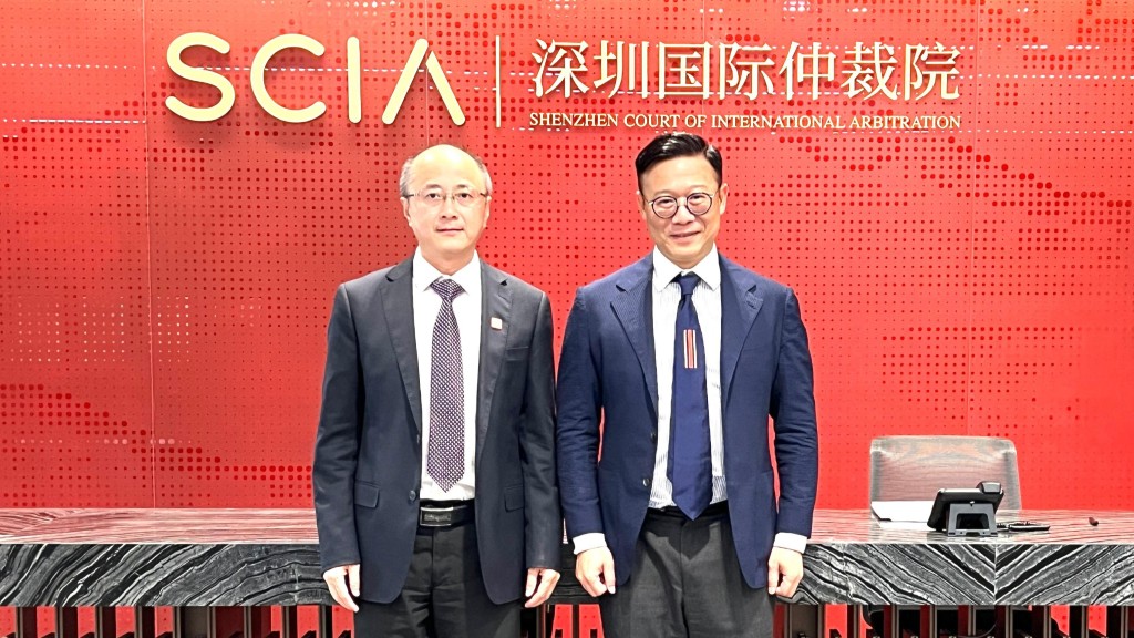 張國鈞（右）在深圳會晤深圳國際仲裁院院長劉曉春（左），探討兩地體育爭議解決領域發展和協作。政府新聞處