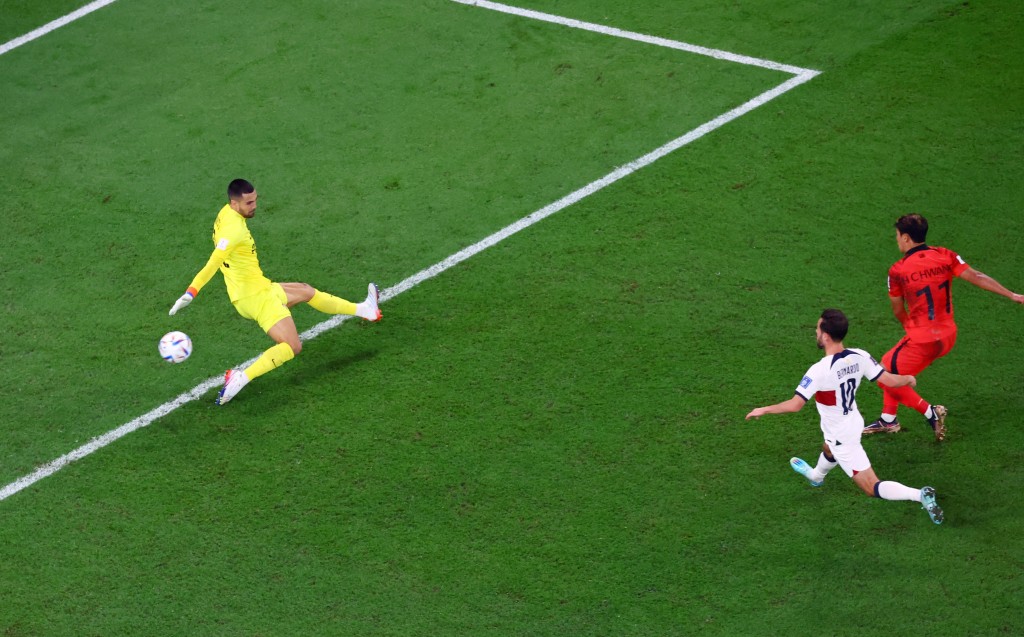 南韓靠鋒將黃喜燦(紅衫)完場前絕殺，2:1擊敗葡萄牙晉級十六強。Reuters