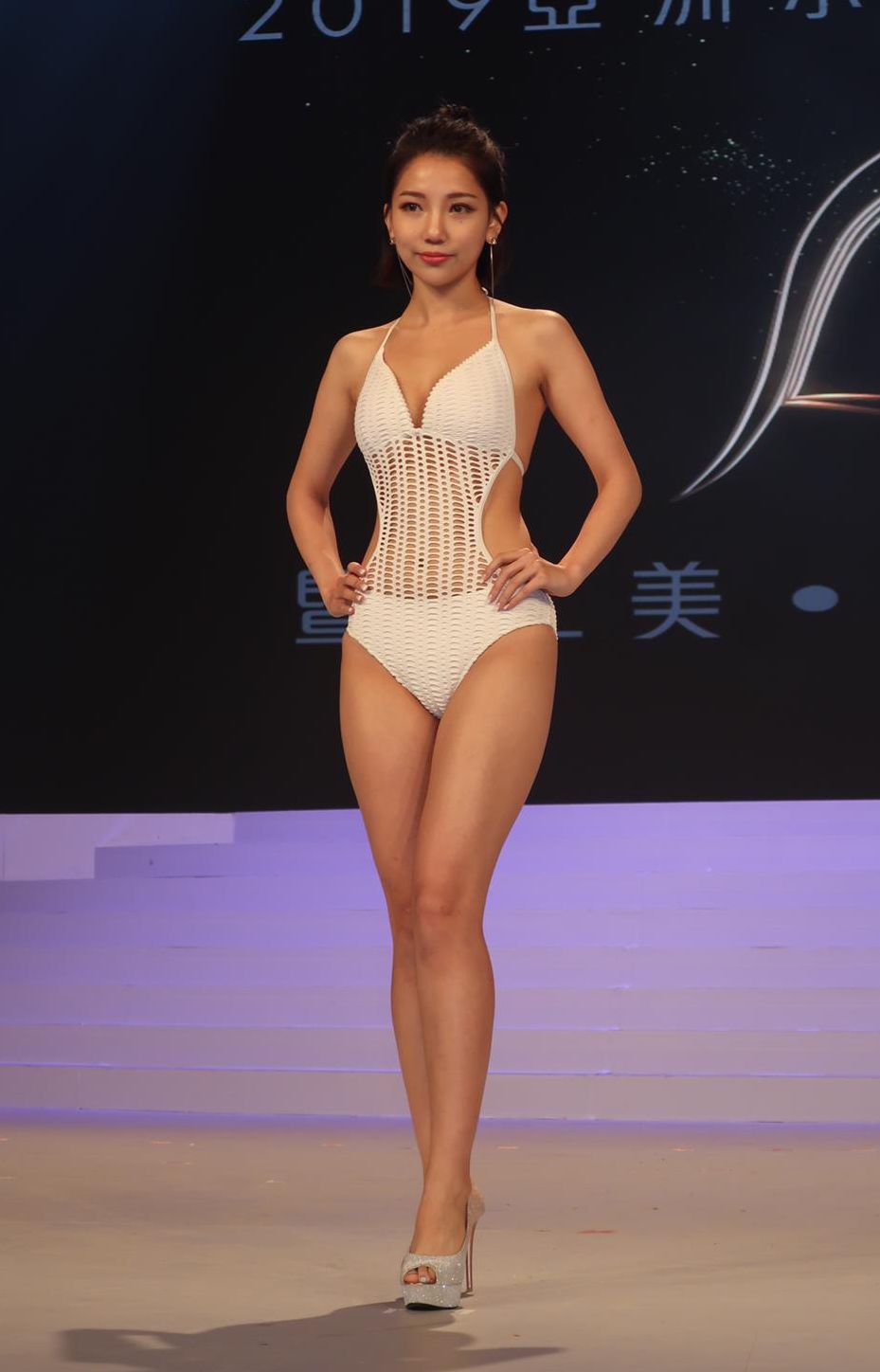 15号罗思雅不但靓女，学历又高。