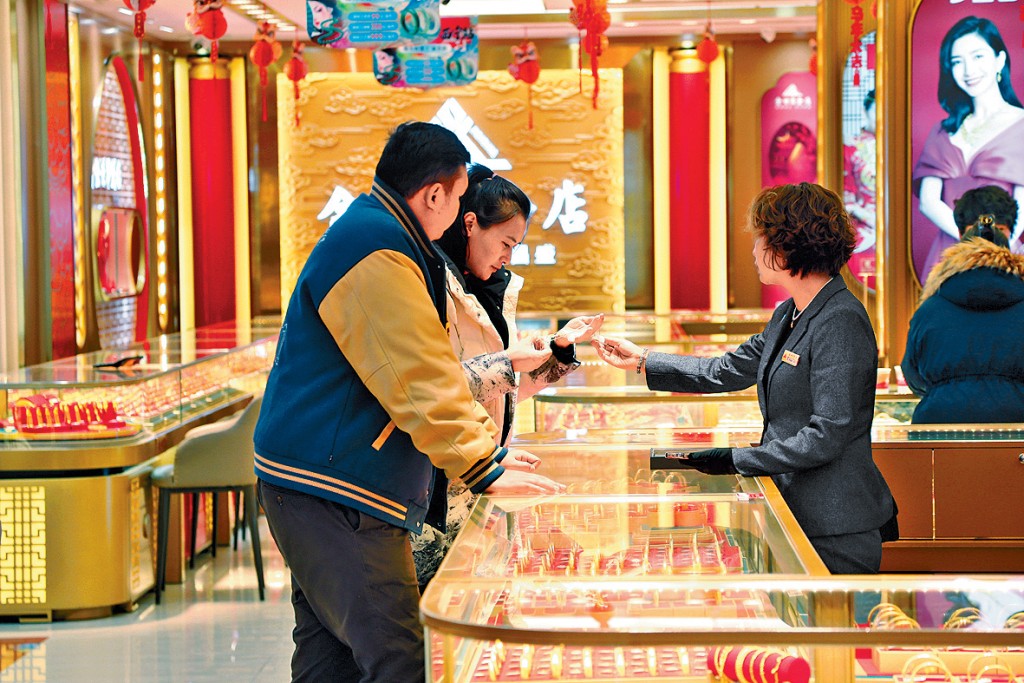 全球政治動盪，各地央行增加金儲，進一步推動黃金價格創新高。