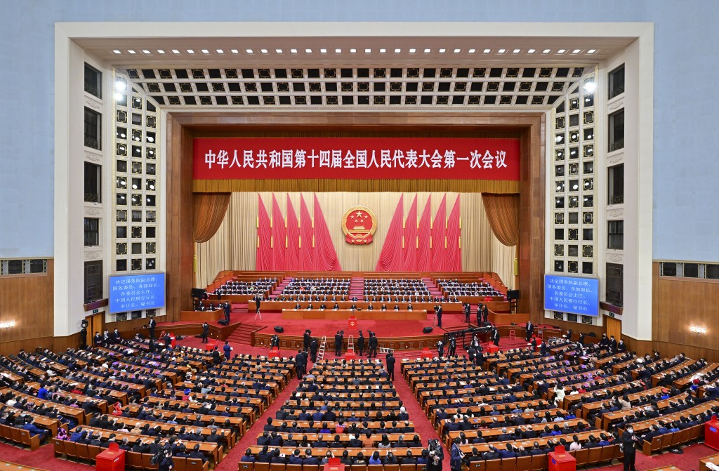 會議在北京人民大會堂舉行第五次全體會議。 新華社