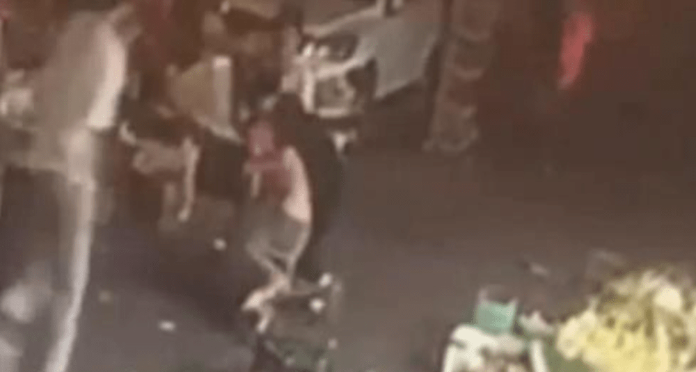 郑州烧烤店老板娘劝客人安静点，竟被殴打。