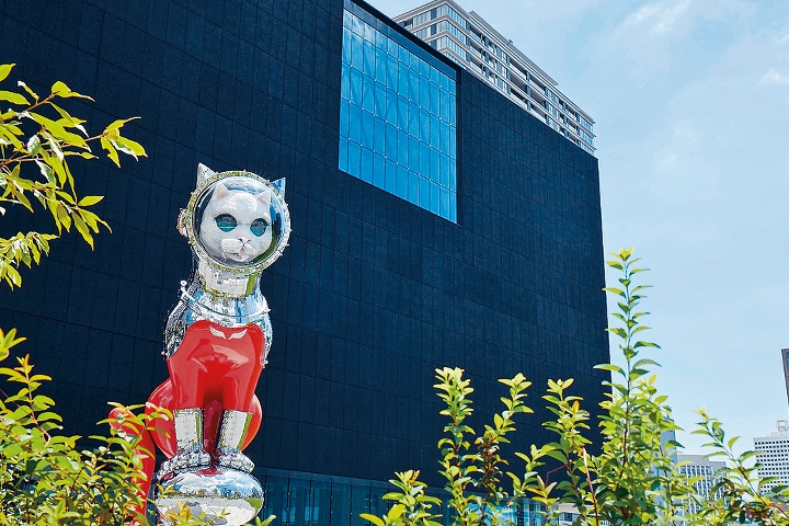 在美術館前可看到矢延憲司的作品《SHIP'S CAT（Muse）》。
