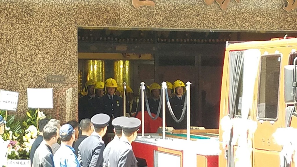 殉職消防總隊目邱少明的最高榮譽喪禮,今早在紅磡世界殯儀館舉行。