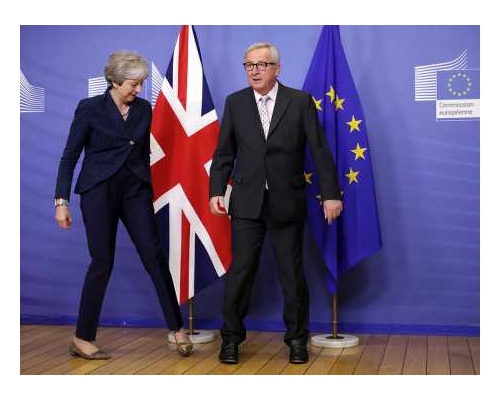 （左起）英国首相文翠珊与欧盟执委会主席容克。AP