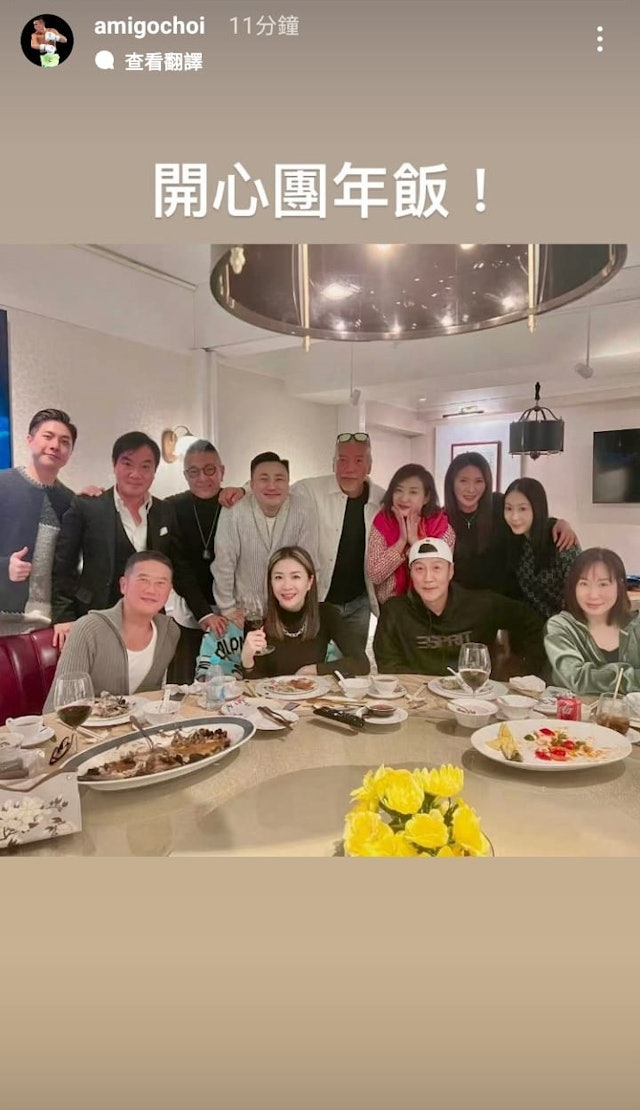 近日,崔建邦在IG Story中分享了一張與多位圈中好友飯敘的大合照,當中除了有幾位靚女外,還有昔日多飾演反派角色的張耀揚、林國斌、盧惠光,引人注目的三大惡人齊齊現身。 近日,崔建邦在IG Story中分享了一張與多位圈中好友飯敘的大合照,當中除了有幾位靚女外,還有昔日多飾演反派角色的張耀揚、林國斌、盧惠光,引人注目的三大惡人齊齊現身。