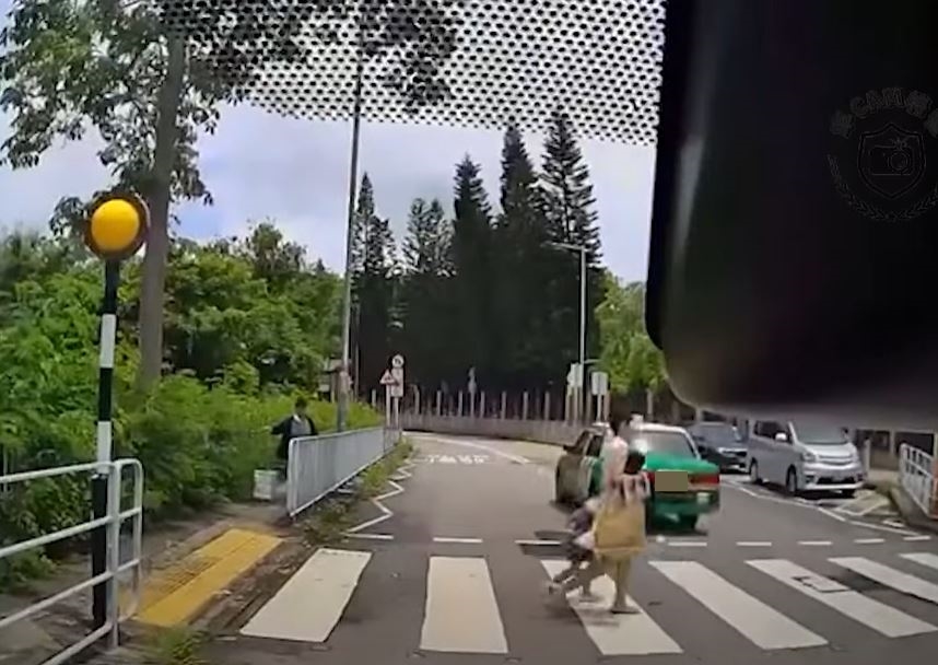 綠的直駛而過。網上影片截圖