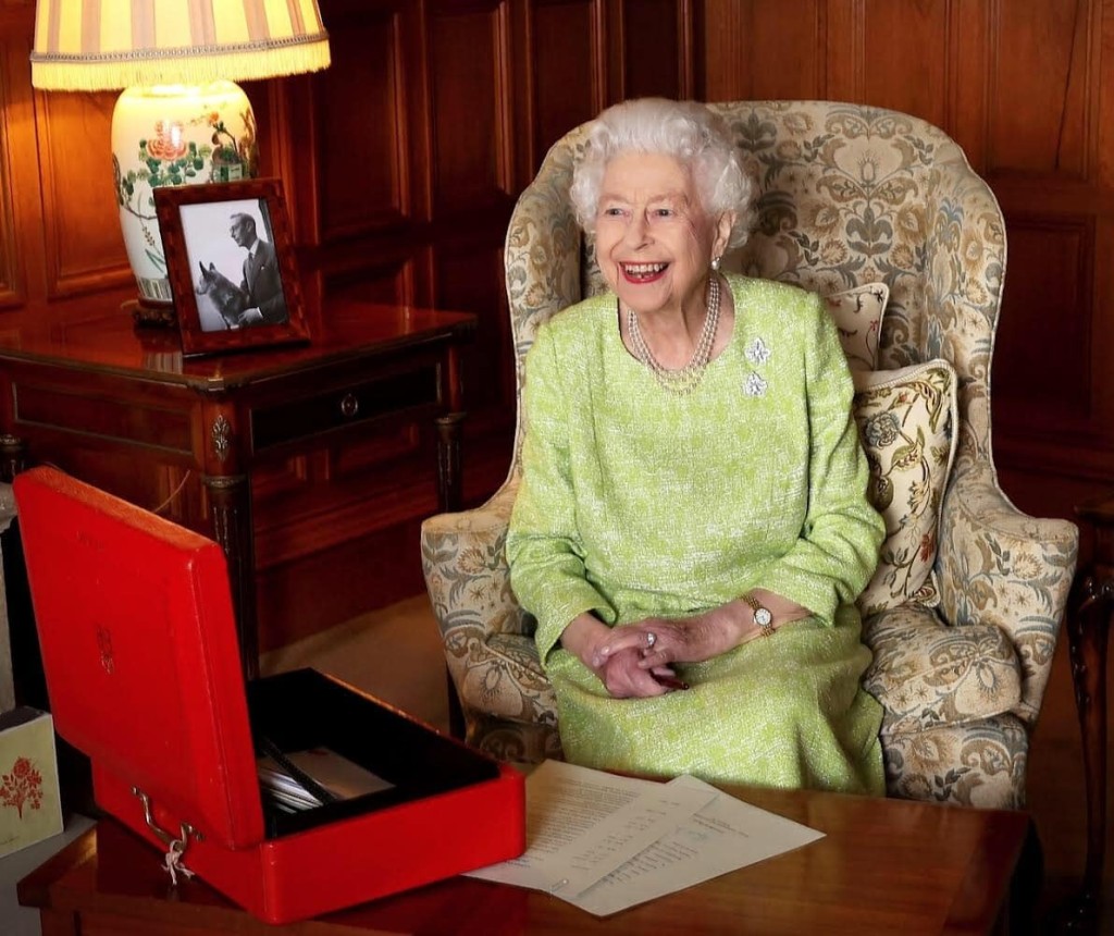 英女皇的神秘紅箱常伴左右。