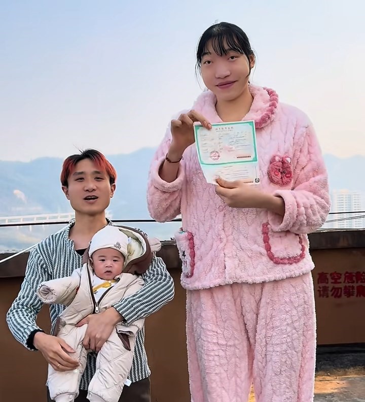 梓浩與女友小玥相戀四載,最終卻被病魔拆散這個家庭。 梓浩與女友小玥相戀四載,最終卻被病魔拆散這個家庭。