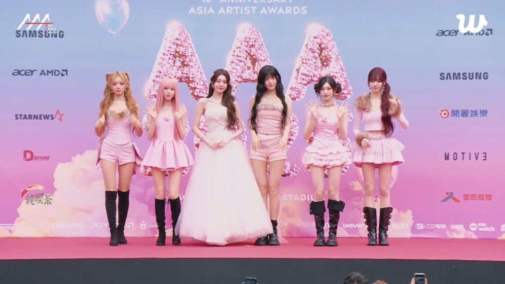 IVE全員以可愛粉紅look行紅地毯。(微博圖片) IVE全員以可愛粉紅look行紅地毯。(微博圖片)