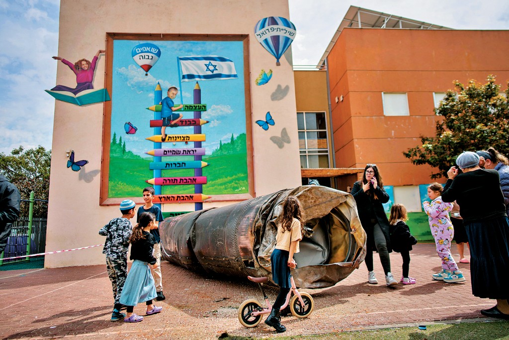 伊朗一枚彈道導彈的殘骸，掉落在西岸猶太殖民區的一所學校內。 