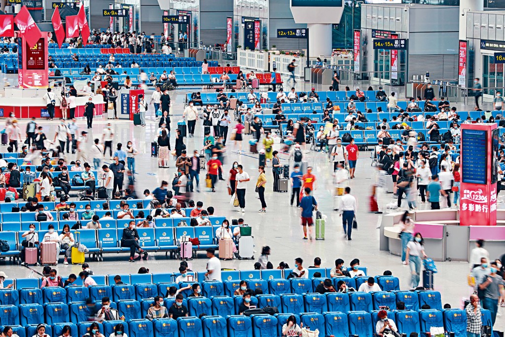 鐵路「暑運」拉開帷幕。圖為旅客在貴陽北站候車。