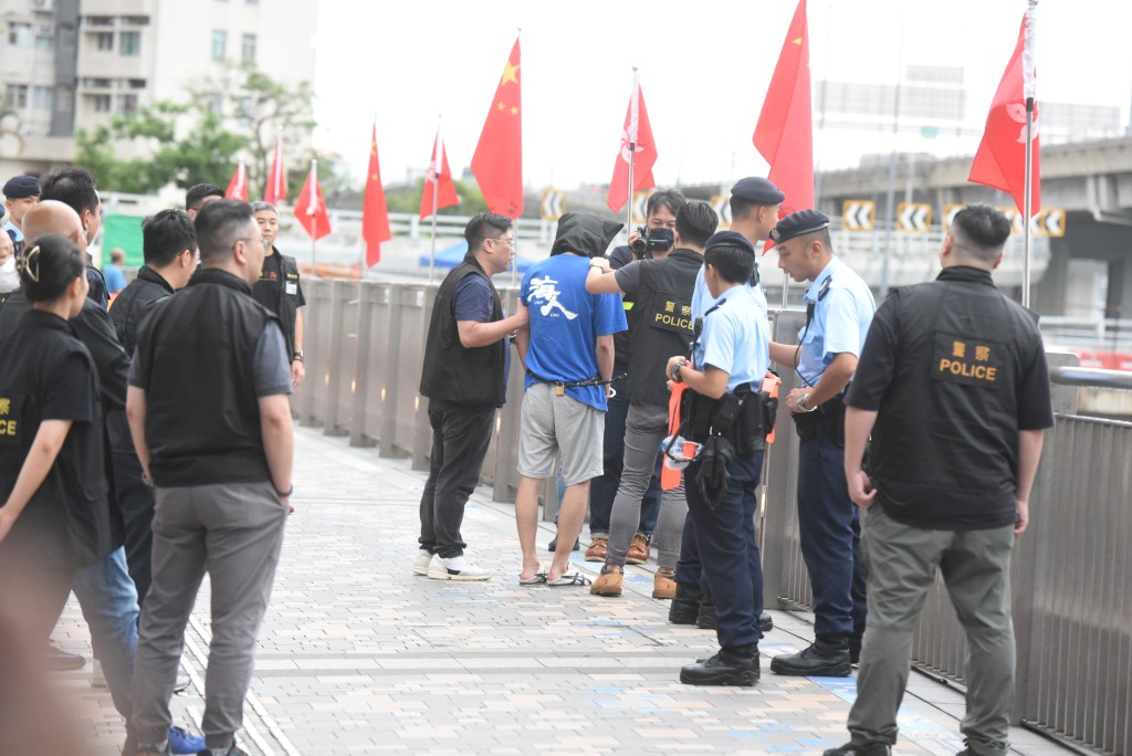 疑犯在北角将手机弃落海，警方将男子带到北角重组案情。资料图片