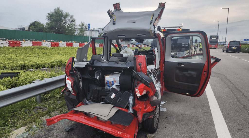 的士車尾被撞至嚴重變形,連車頂也彎曲翹起,儼如廢鐵。黎志偉攝 的士車尾被撞至嚴重變形,連車頂也彎曲翹起,儼如廢鐵。黎志偉攝