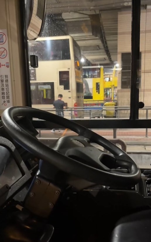 ?網民：你最後點樣落到車？ 我試 過一次跟住又唔夠高撳門頂個掣， 困咗好耐，跟住見到有路人行過， 我揮手希望佢睇到我，但佢可能以 為我係女鬼佢急步走咗。Threads截圖