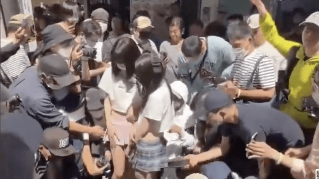 令人髮指的是，這群男子並非進行正常的動漫攝影，而是集體蹲下甚至「全體趴地」，將手中的專業相機、長焦鏡頭以至智能手機，直接伸到女Coser的超短裙正下方，以極其誇張的貼地低角度瘋狂閃光拍攝。X@ohlala573影片截圖