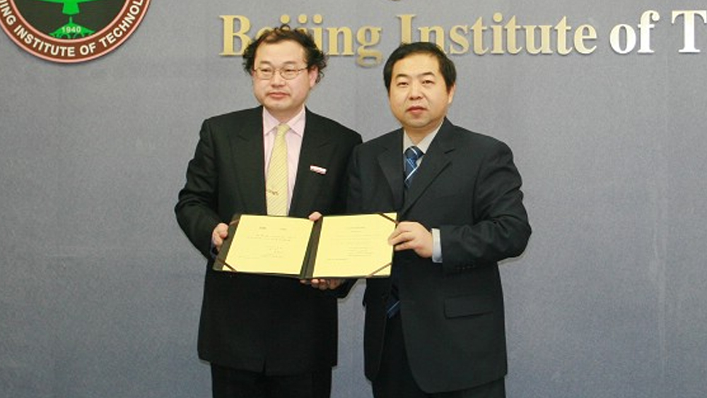 2006年，北京理工大学向权恒道（左）颁发聘任兼职教授的证书。 北京理工大学新闻网