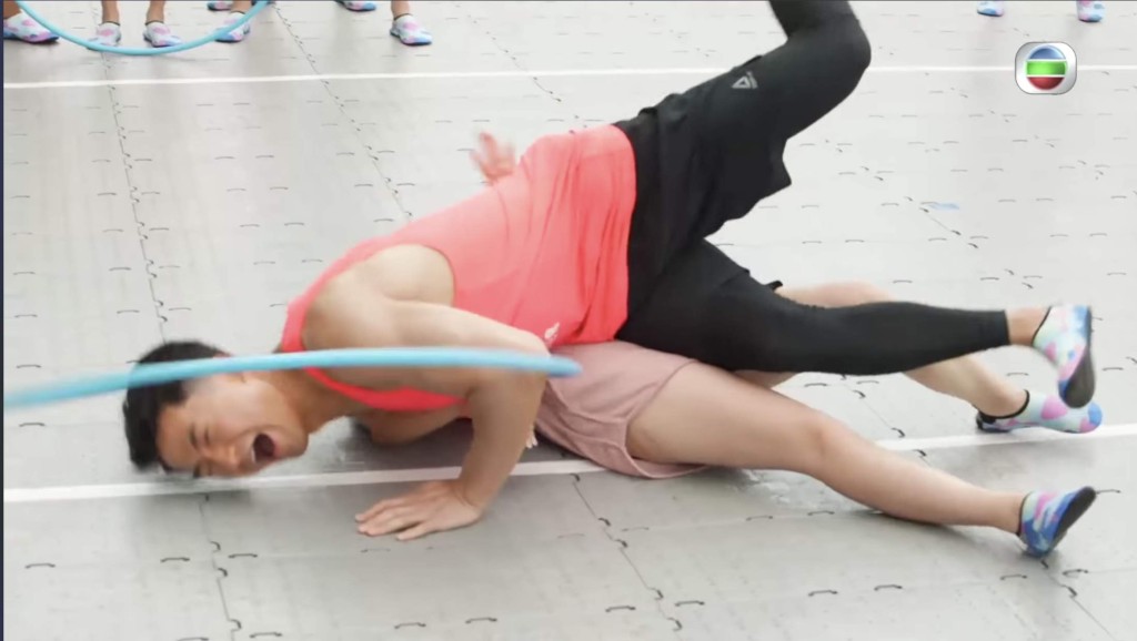 郭子豪拍《暑假玩到盡》時壓在黃美棋身上。