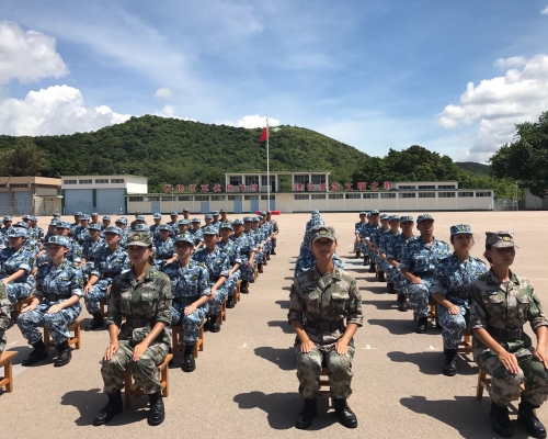 參與的學生在解放軍駐港部隊新圍軍營，接受步操等的軍事訓練。