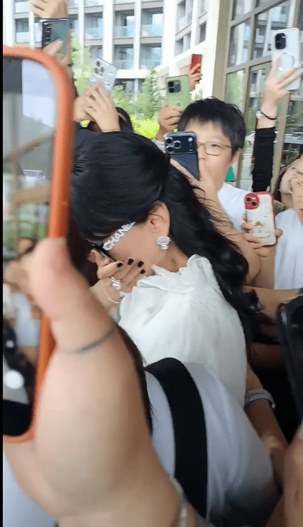 四周被無數手機近距離圍堵，趙雅芝難掩驚恐委屈拭淚。