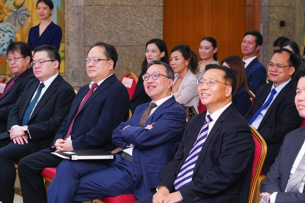 林定國聽取學員們分享所見所聞。林定國fb