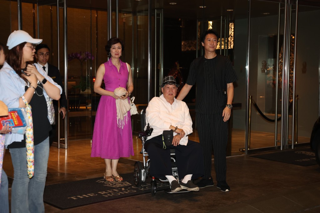 洪金寶夫婦與兒子洪天明。