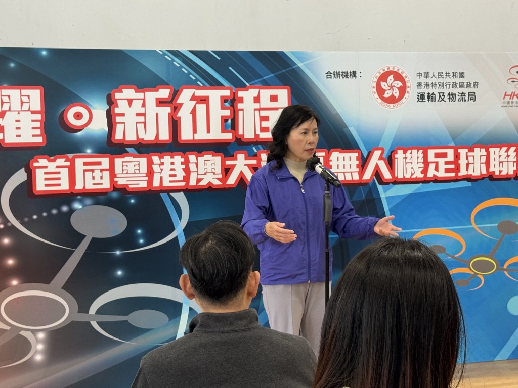 運輸及物流局局長陳美寶表示,香港亦在短短兩年,透過科研機構、政府部門及立法會的共同努力,從法規修訂到試行項目,逐步推動無人機發展。 運輸及物流局局長陳美寶表示,香港亦在短短兩年,透過科研機構、政府部門及立法會的共同努力,從法規修訂到試行項目,逐步推動無人機發展。