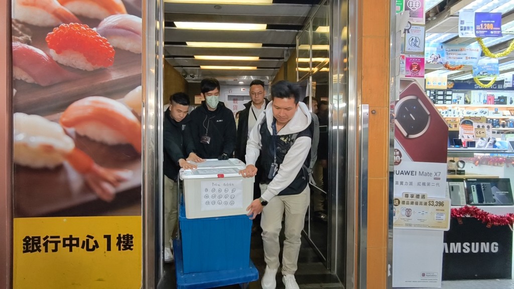 警方在律師行取走多箱文件。