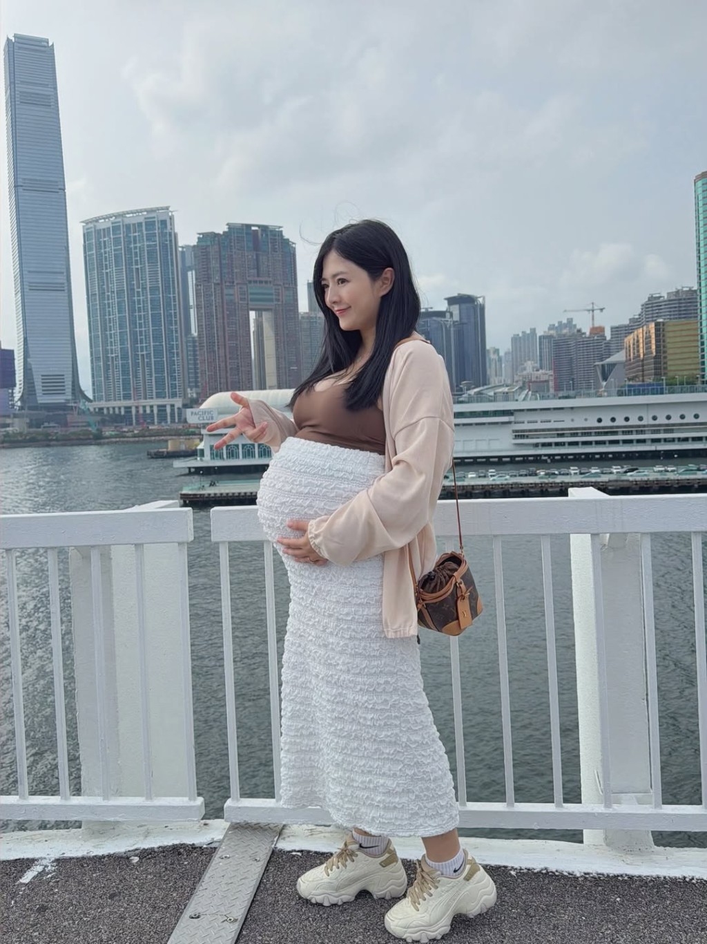 李亦喬指腹中是中大碼單胎,當時醫生估BB出世時或重逾7磅。 李亦喬指腹中是中大碼單胎,當時醫生估BB出世時或重逾7磅。