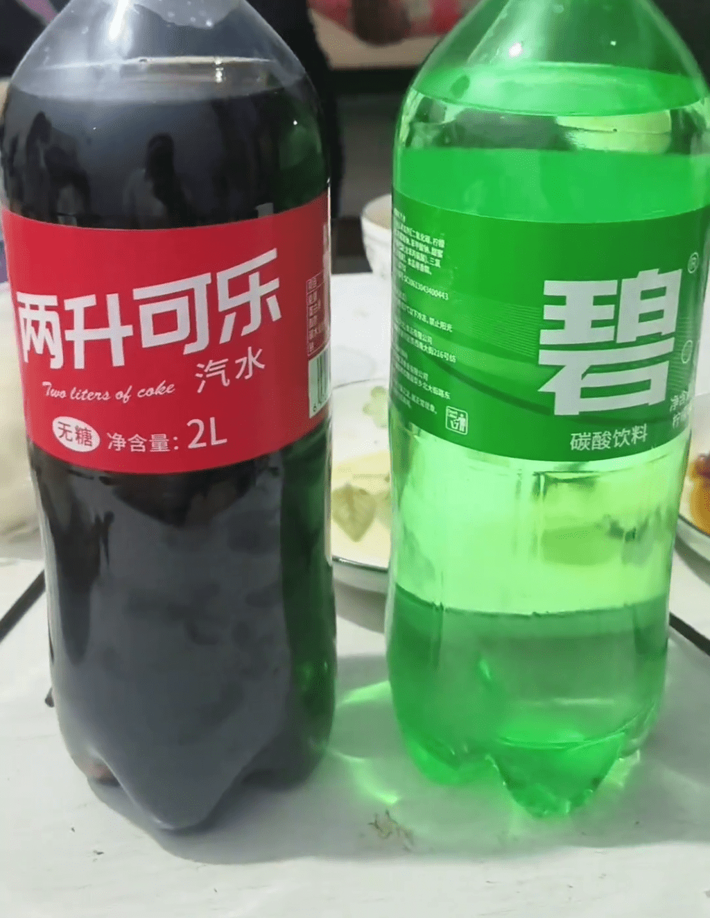 女網友拍片分享老爺5蚊買的「兩升可樂」和「汽碧」,笑到停不了。 抖音 女網友拍片分享老爺5蚊買的「兩升可樂」和「汽碧」,笑到停不了。 抖音