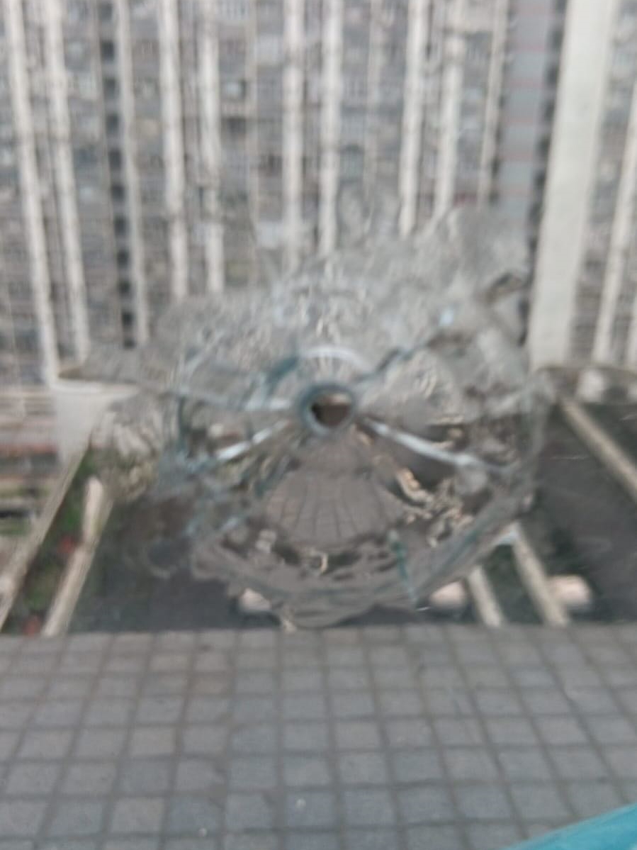 朗屏邨今年5月有住戶發現單位窗戶損毀，懷疑被人以BB彈射擊。threads@ritachong628圖片