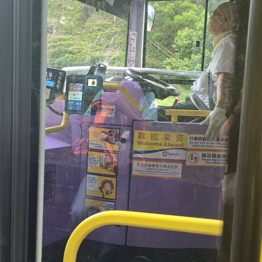 鐵通險插入車長胸口。Threads@mandy_py_lau