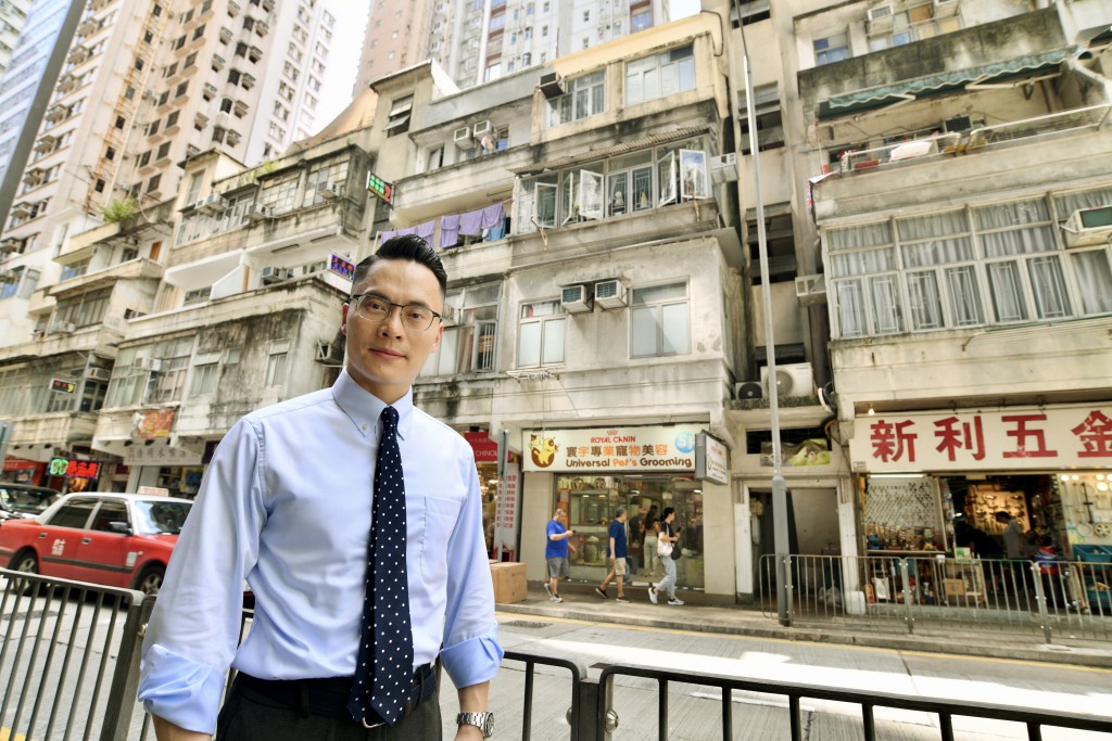梁熙及其團隊夥香港驗樓師學會為55幢三無舊樓「驗身」，一旦發現有危險，即通報政府處理。盧江球攝