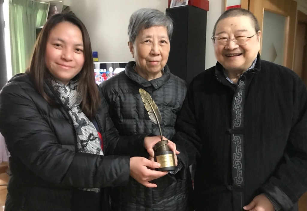 倪匡將編劇獎轉贈契女施陳麗珠留念