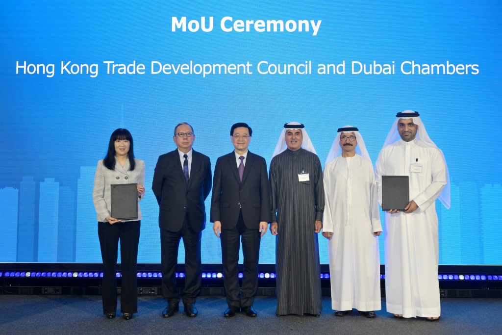 李家超（左三）、香港贸发局主席林建岳（左二）与迪拜商会主席Abdul-Aziz Abdulla Al Ghurair（右三）见证贸发局与迪拜商会交换合作备忘录。