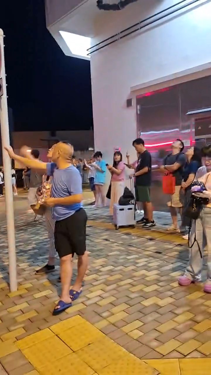 多名居民自行疏散到安全位置。網上片段截圖 多名居民自行疏散到安全位置。網上片段截圖