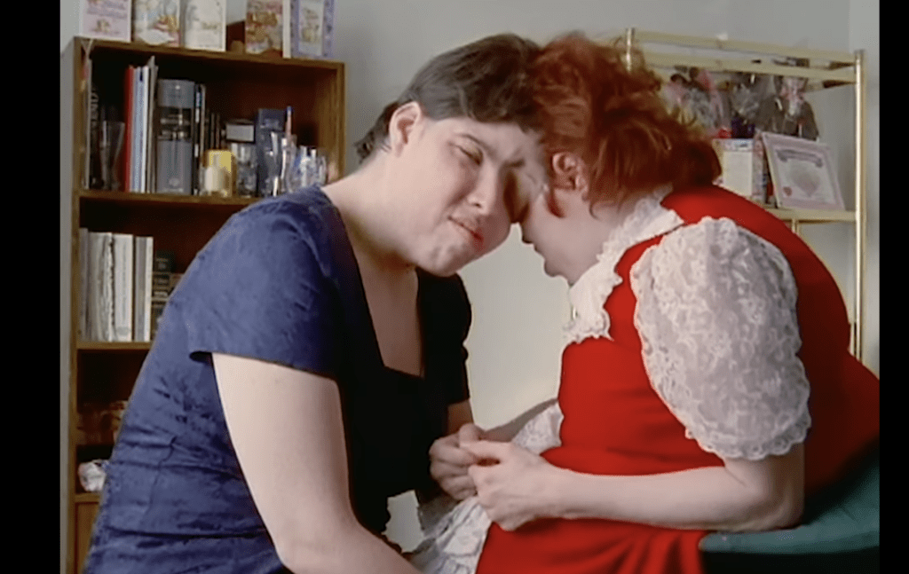 萝莉（左）和乔治在1997年播出的《我们的生活》（Our Life）的纪录片中亮相。Our Life纪录片截图