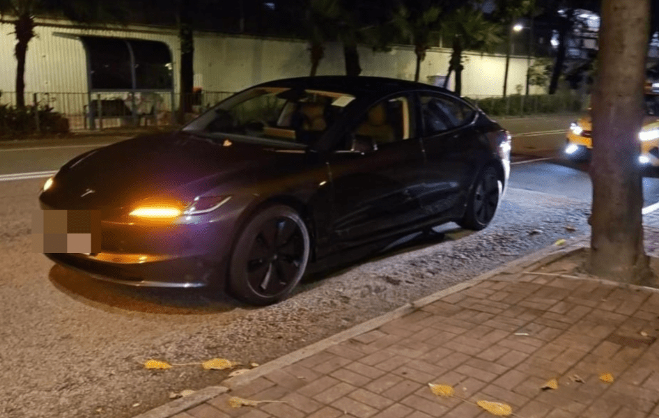 一輛私家車(圖)被波及,在廣華街遭可疑私家車撞到。 一輛私家車(圖)被波及,在廣華街遭可疑私家車撞到。