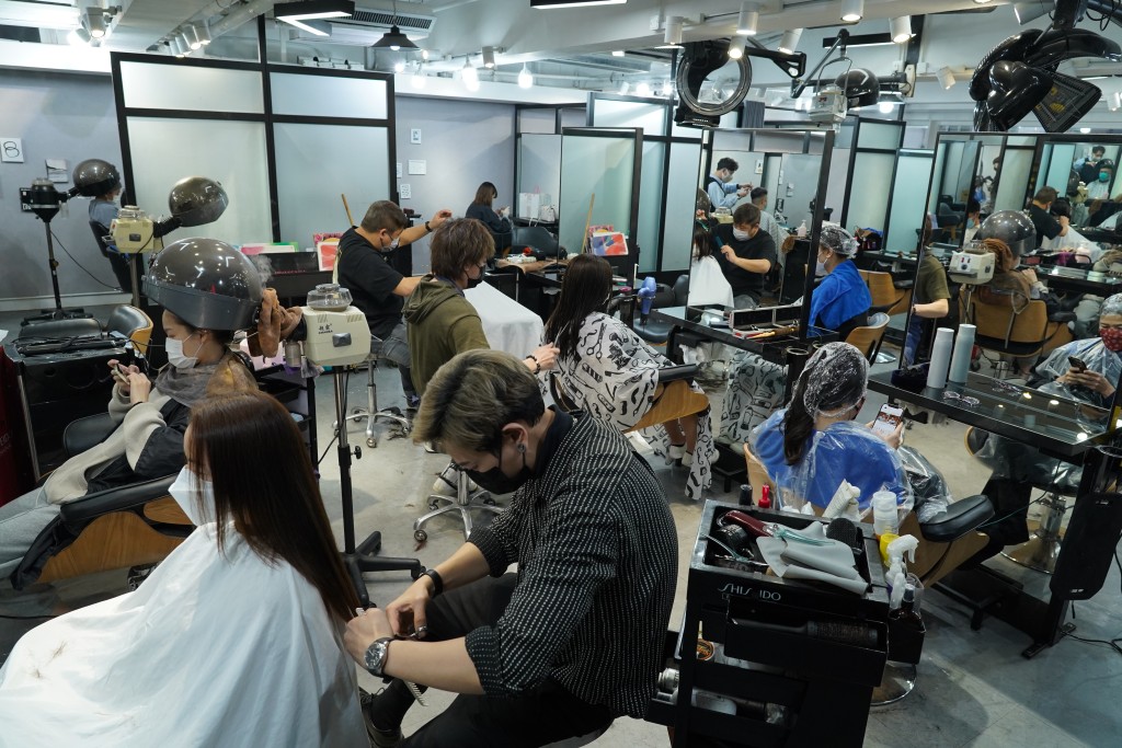 政府于2月9日（上周三）宣布收紧防疫措施，发型屋当日有大量顾客赶「尾班车」剪发。