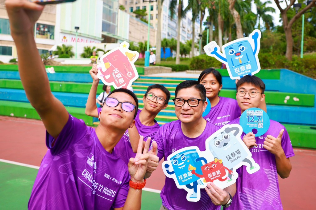 他趁機呼籲跑手踴躍投票。鄧炳強fb